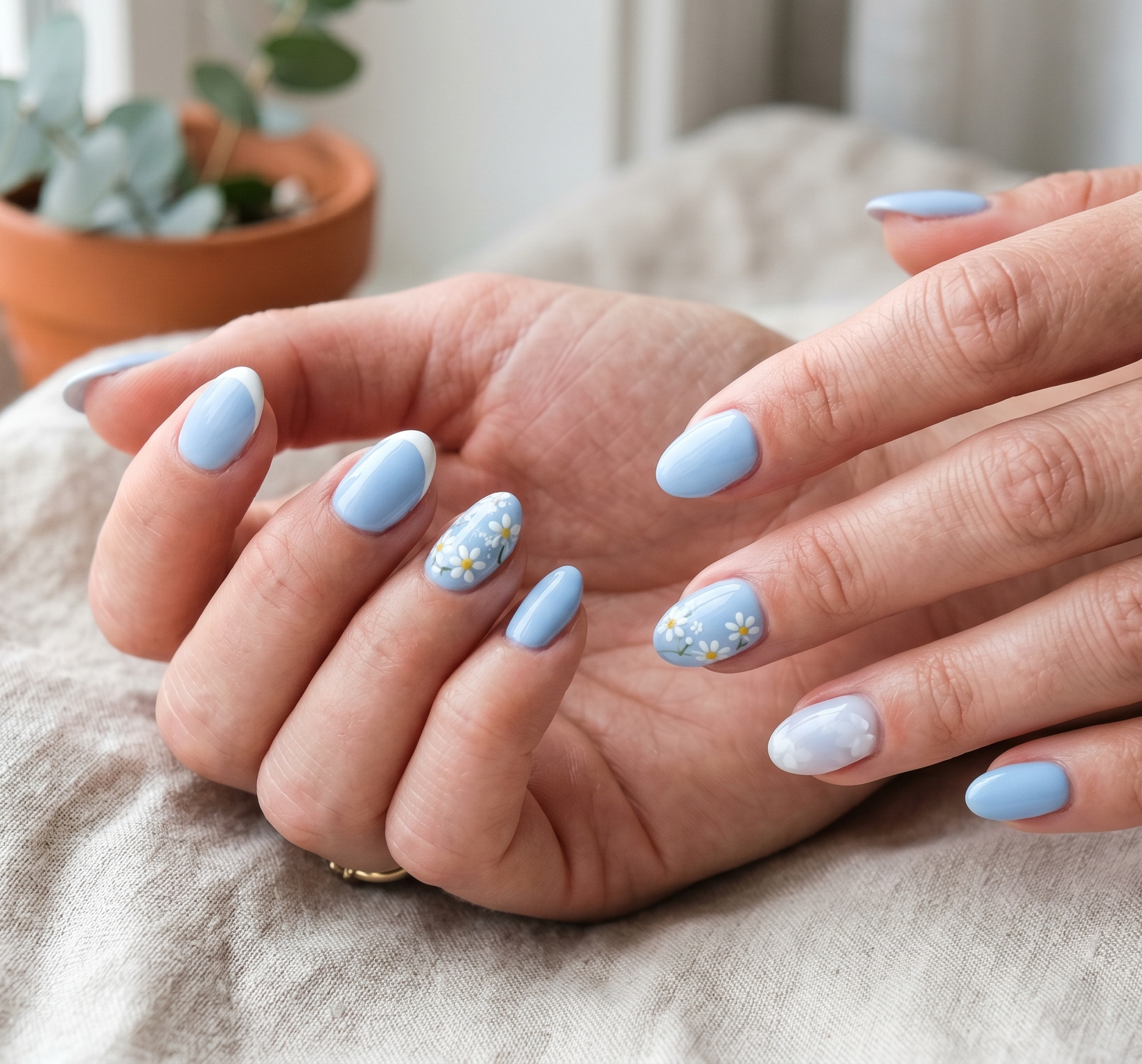 Blaue Nägel mit Blumen